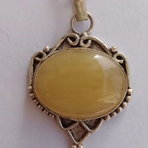 Agate yellow oval pendant necklace like new, silver antique metal