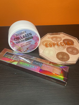 Set of 2 eyeshadow palettes with eye mask gift