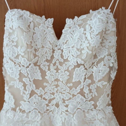 Wedding dress A-line size XS used with built-in cups and carrying case