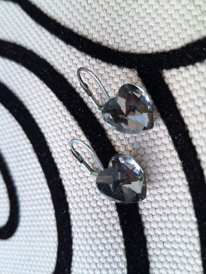 Heart-shaped dangling earrings with rhinestones new, gray