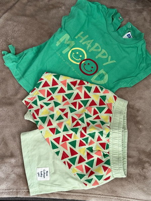 Clothing set 12m like new