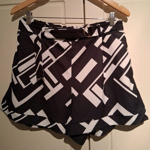 Shorts wide new with belt, size Medium, black and white