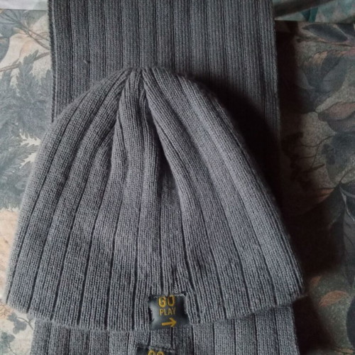 Gray hat and scarf set like new