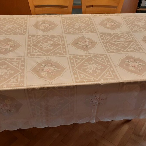 Tablecloth 160cm x 270cm new, white with pink roses