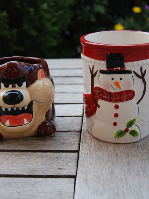 Mugs like new with embossed designs, set of 2