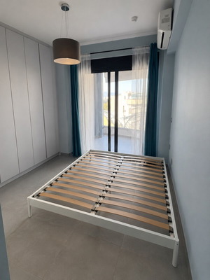 Σκελετός κρεβατιού IKEA 140×200 cm σαν καινούργιος, λευκός μεταλλικός με ξύλινες τάβλες