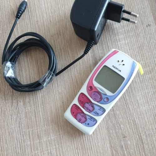 Nokia 2300 like new with charger
