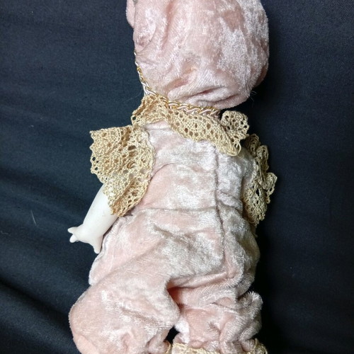 Porcelain doll like new, 21 cm