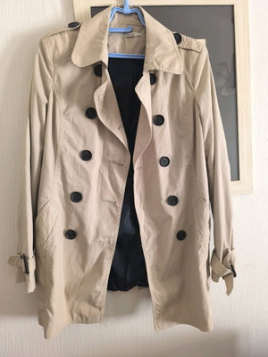 Beige Stradivarius trench coat like new, narrow fit