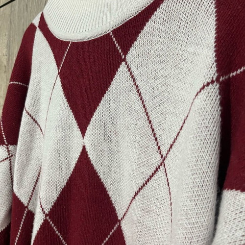 Knitted sweater like new with diamond pattern in burgundy and beige
