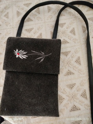 Τσαντάκι crossbody βελούδινο, ανθρακί, με κεντημένο λουλούδι, σαν καινούργιο