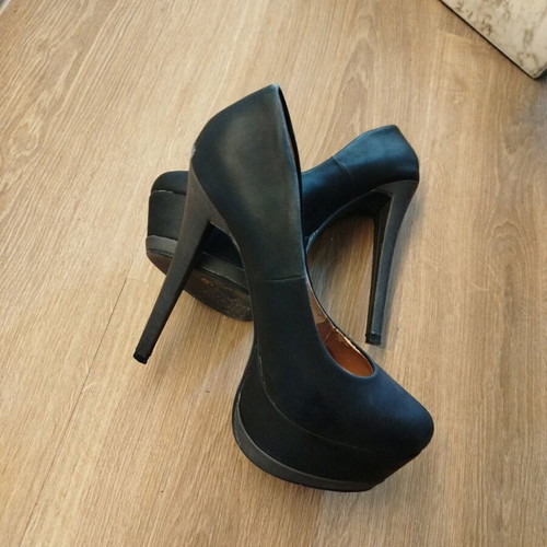Black pumps used with double platform size 39