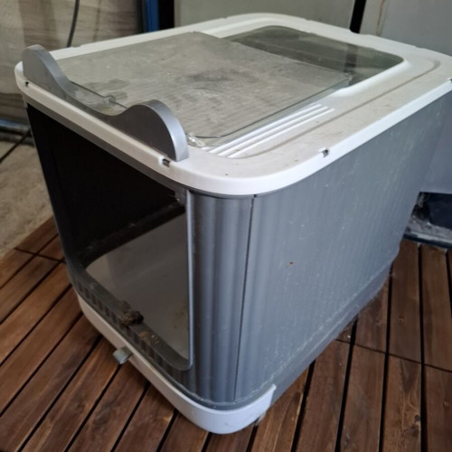 Cat litter box