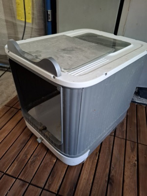Cat litter box