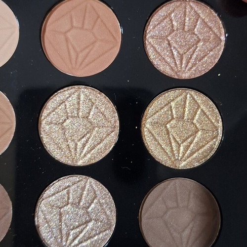 2 USHAS eyeshadow palettes