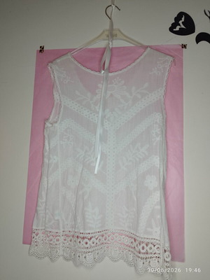 White sleeveless blouse cotton lace like new