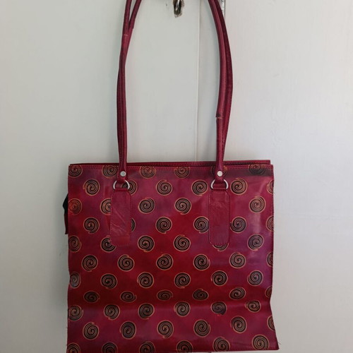 Red leather shoulder bag like new with geometric patterns