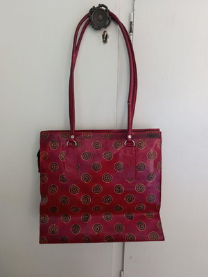 Red leather shoulder bag like new with geometric patterns
