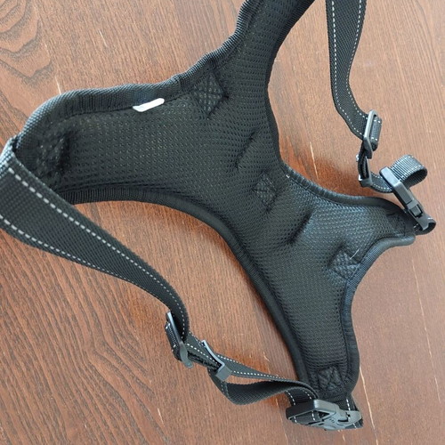Dog harness size L new with adjustable straps and clip