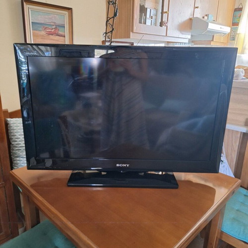 Sony Bravia 32'' KDL32BX340 TV used with remote and stand