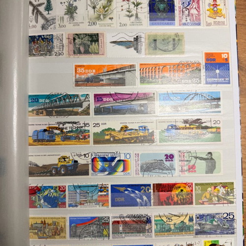 Stamp albums like new, set of 2 with worldwide stamps