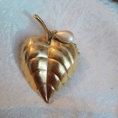 Avon vintage pin like new