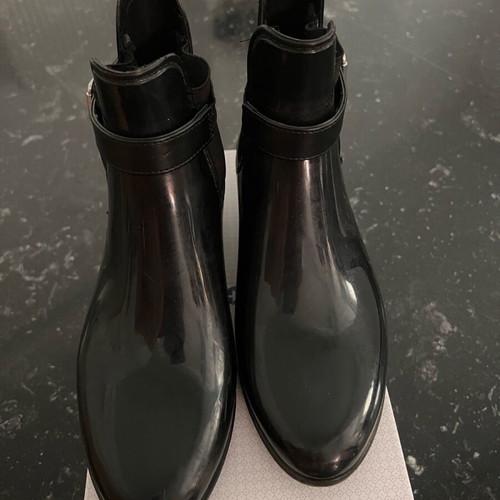 Marc Fisher Chelsea rainboots used, size 8, black