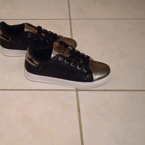 Sneakers (code 93)
