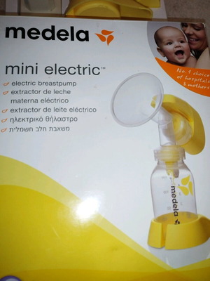 Medela mini electric electric breast pump used with two pumps and chargers