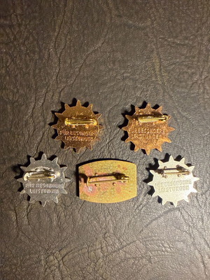 Set of 5 vintage metal pins Für Besondere Leistungen, new