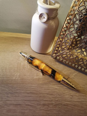 Handmade pen with resin and gold details new, black ink
