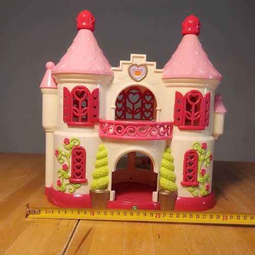 Elc Princess Castle like new with 3 figures and 2 chairs