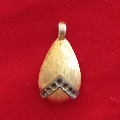 Teardrop pendant like new, gold color with bail
