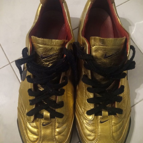 Nike sneakers size 42.5 like new, multicolor gold