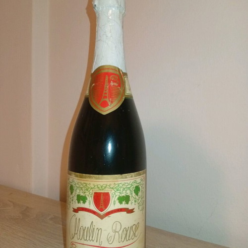 Moulin Rouge champagne very old, sealed, new
