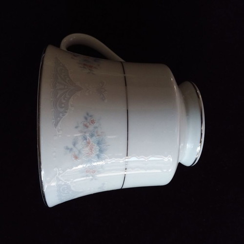 Porcelain tea cups with saucers set of 7, new