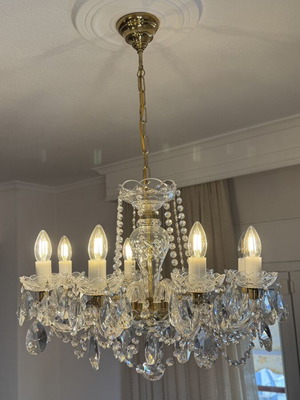 Crystal chandelier with 8 lights