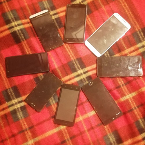 Set of 8 mobile phones for collection or use