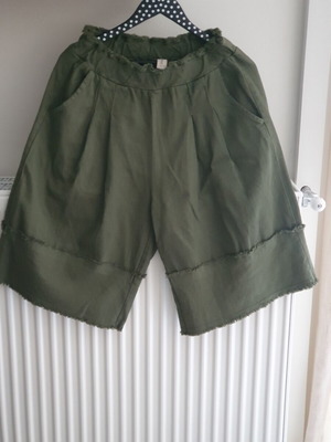 Bermuda shorts new, size M and L, green