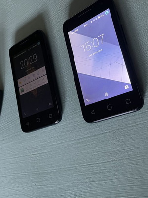 Alcatel One Touch δύο μεταχειρισμένα κινητά τηλέφωνα με φορτιστή, dual SIM