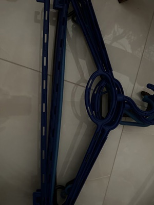 Plastic hangers set of 7 like new