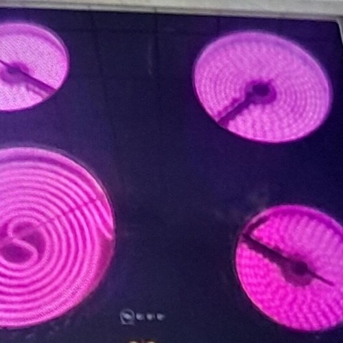 Neff ceramic cooktop used, four zones with double zone
