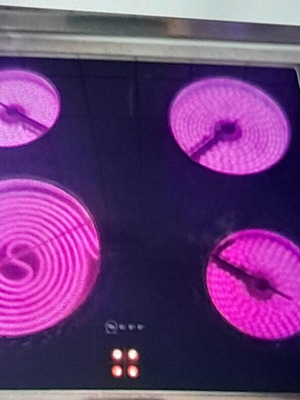 Neff ceramic cooktop used, four zones with double zone