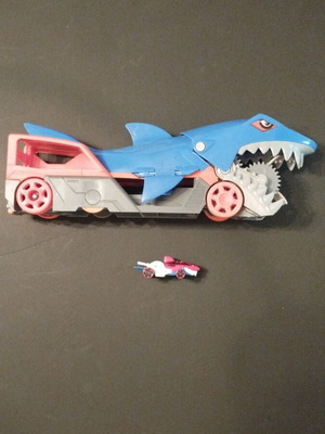 Hot Wheels Shark Truck with Car like new