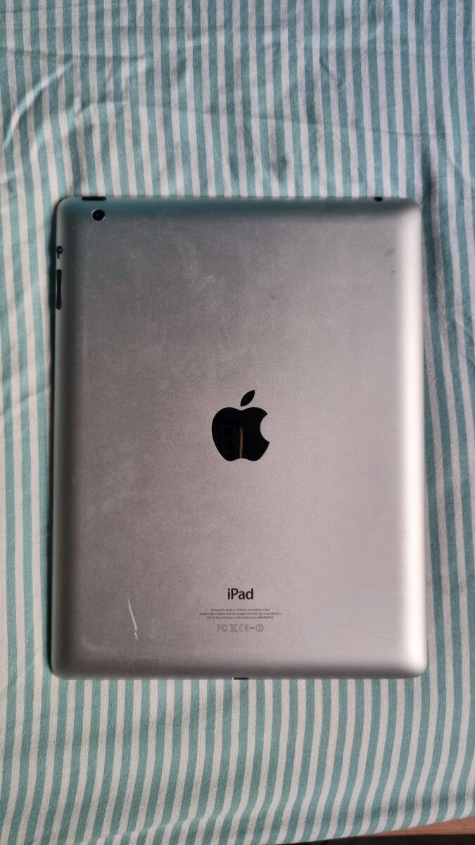 Ipad Air 4 used with visible damage and… - € 35,00 - Vendora.cy