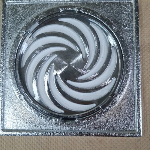 Ορειχάλκινη σχάρα σιφωνιού δαπέδου Valsir 12x12cm με βαλβίδα, καινούργια