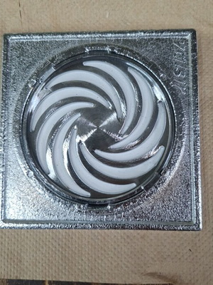 Ορειχάλκινη σχάρα σιφωνιού δαπέδου Valsir 12x12cm με βαλβίδα, καινούργια