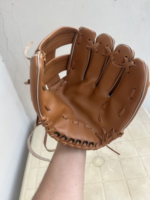Baseball glove like new, small size