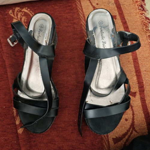Fantastic Pair sandals size 39 used, black and silver