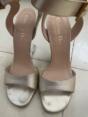 Σανδάλια Christian Dior χρυσά δερμάτινα, μέγεθος 37,5, μεταχειρισμένα